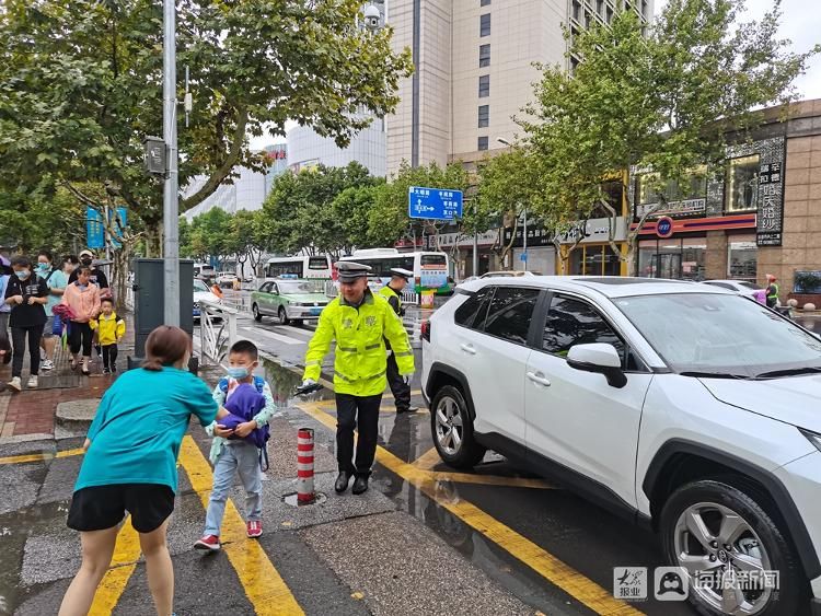 新闻记者|开学首日李沧交警雨中护导孩子入学