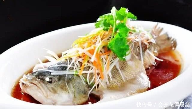做清蒸鱼时,鱼肉需要腌制吗很多人都做错了,难怪鱼肉又老又柴