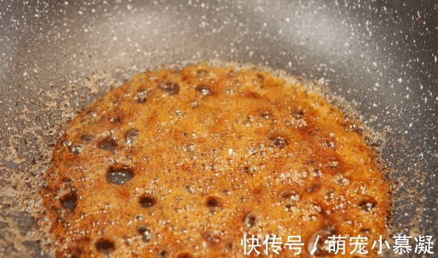 炒糖色,先放冰糖就错了,多做1步,糖色红亮诱人,不发黑不发苦
