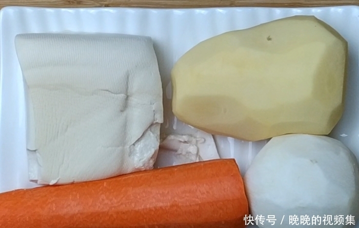 油炸素丸的简单做法,外酥里嫩,鲜香营养,不错的家常美食