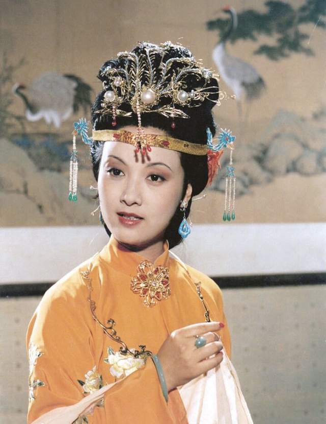  王熙凤|红楼女子：＂机关算尽太聪明＂的王熙凤，逆天改命是英豪