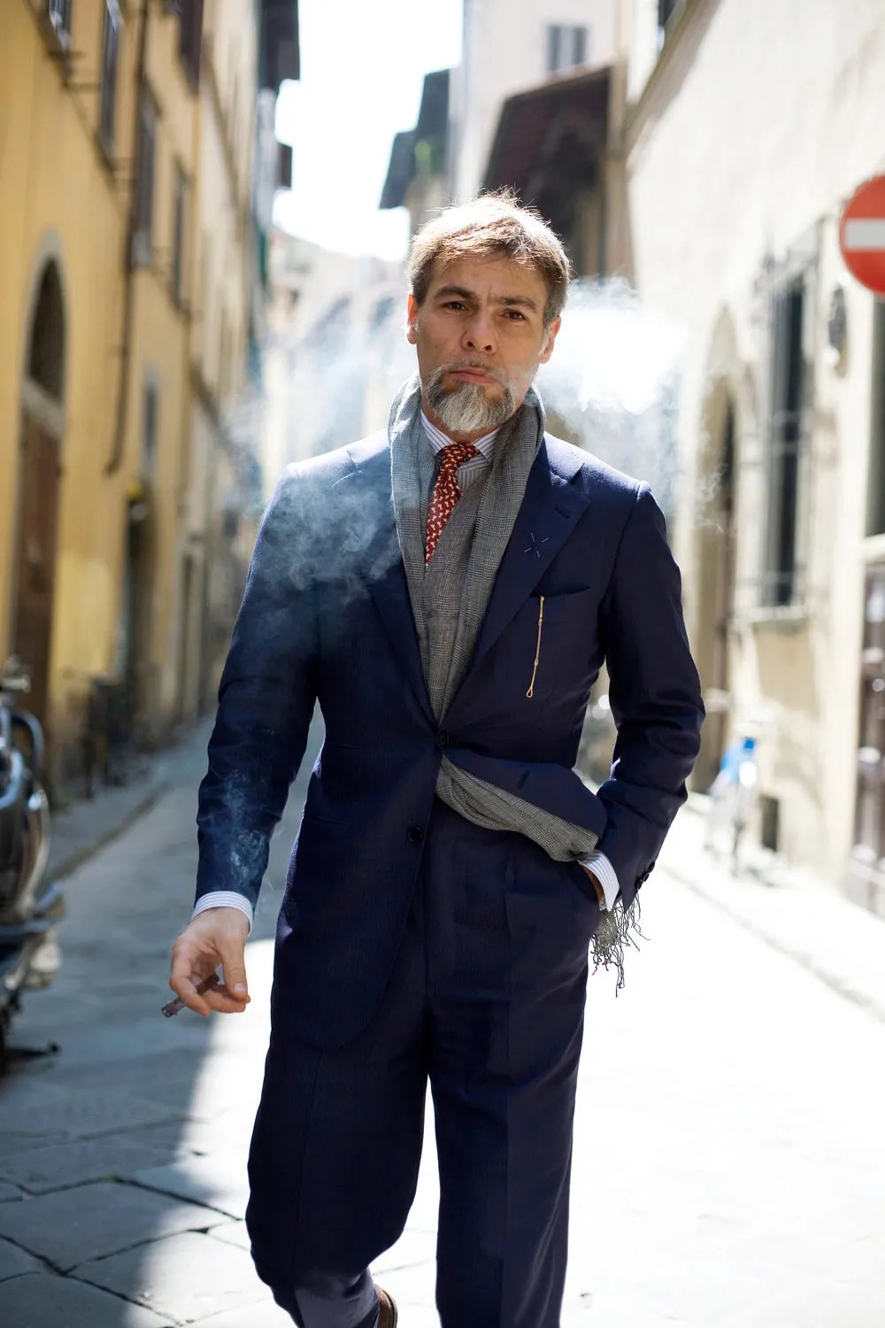 绅装博主有很多,但像 Simone Righi 这么“狂”的还真少见