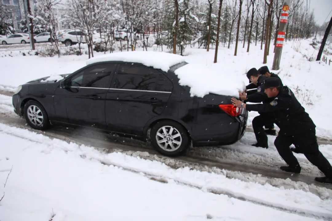 初雪来袭：你在朋友圈晒雪景，我在雪中守护你