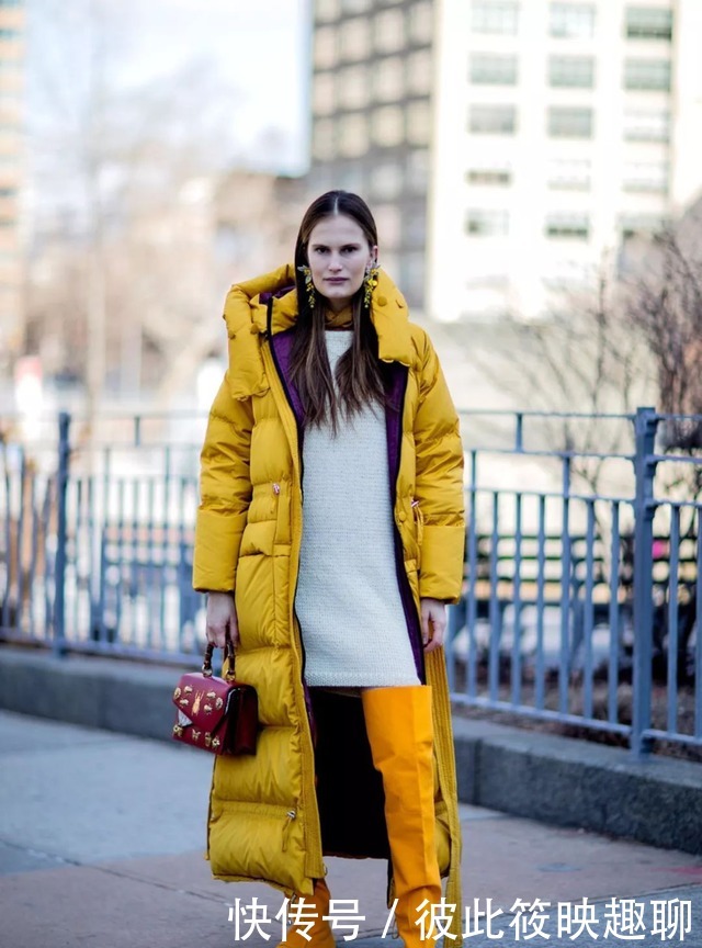 羽绒服|今年秋冬流行“针织裙”,显高时髦还抢镜,搭配羽绒服大衣都好看