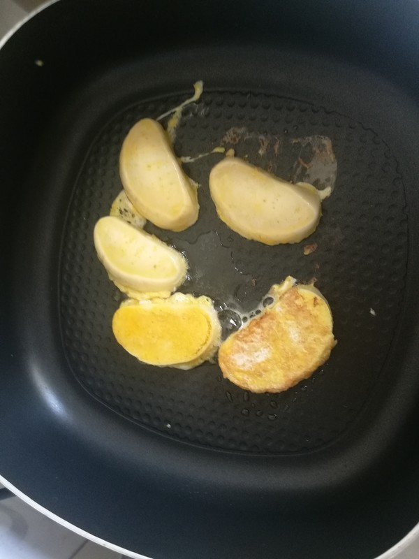 煎馒头片直接下锅不对,蘸水也不对,教你这样做,又香又脆不吸油