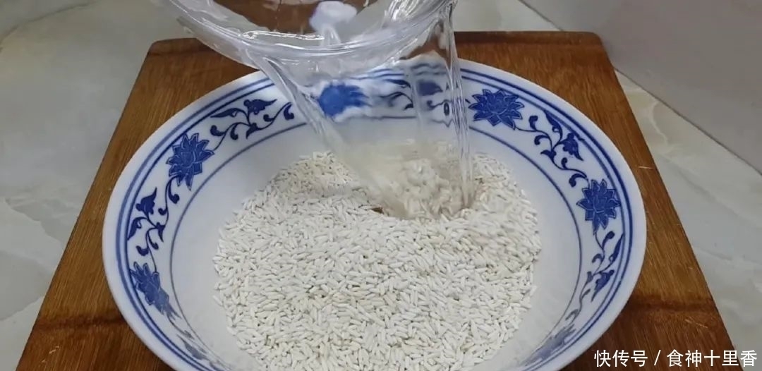 糯米又出新吃法,加2把红枣,个个焦脆又软糯,出锅孩子抢着吃