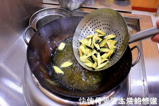 炒茄子时，先放油就错了！饭店大厨教你1招，茄子不吸油不发黑