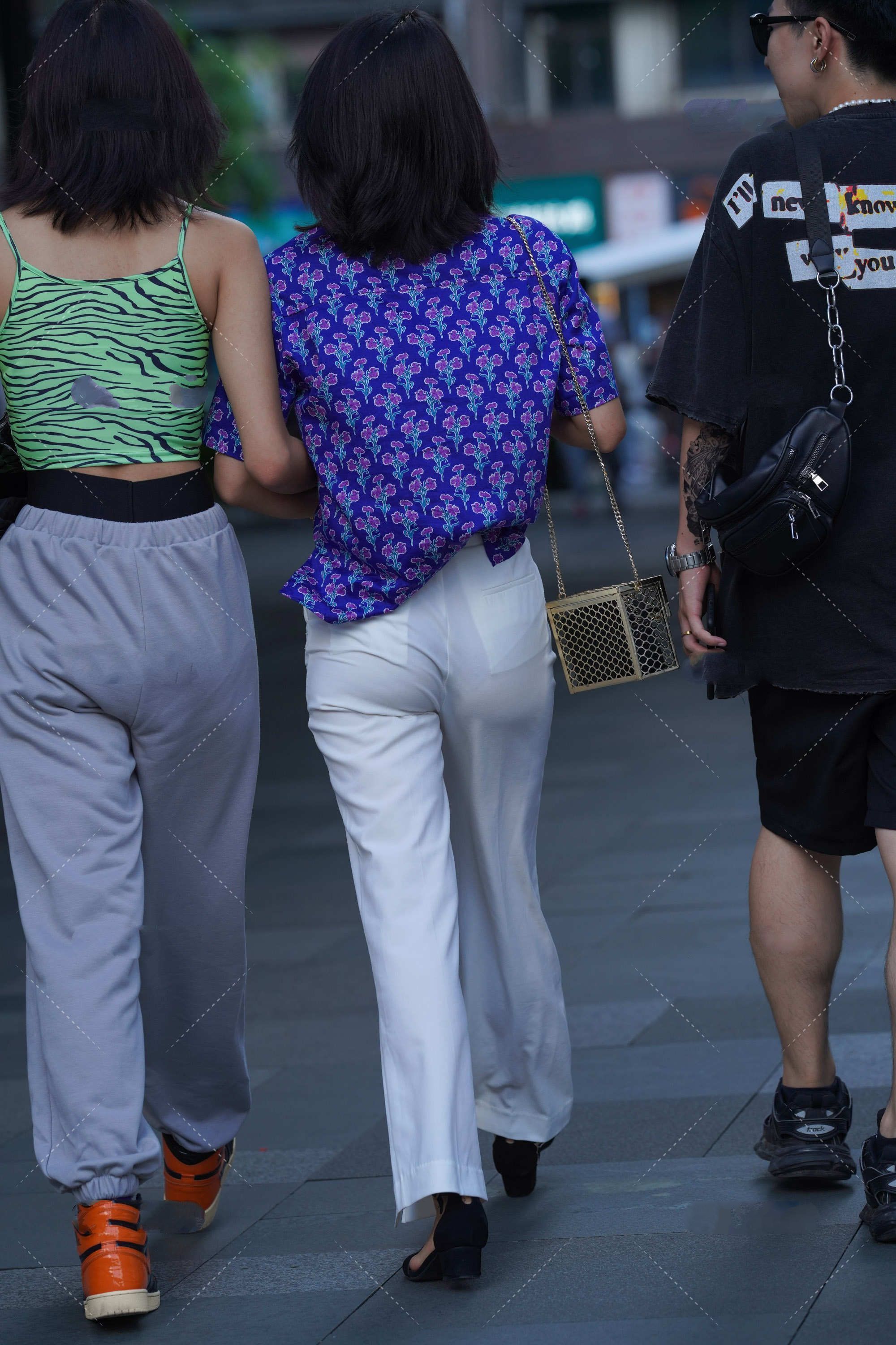 包包 蓝色碎花上衣搭配纯白色设计感裤子,港风味十足,帅气又有个性