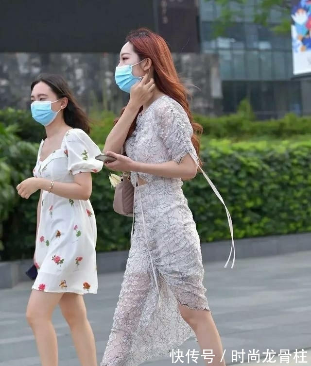 印花 印花两件套，搭配高跟凉鞋，尽显优雅魅力