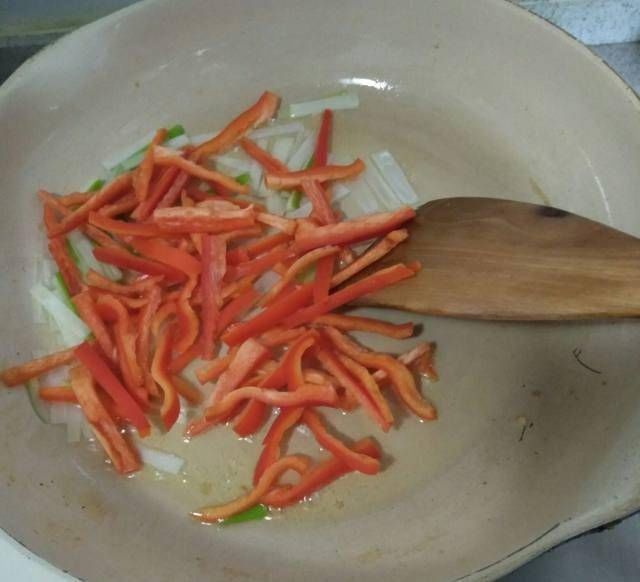 香芹炒鸡蛋,入口充满了香味,很嫩,大人小孩都喜欢