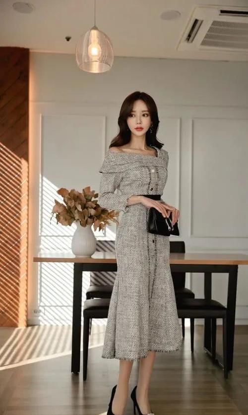  气质|美女穿搭：曼妙幽灰搭肩磨砂衣裙，典雅气质，女人味在蔓延