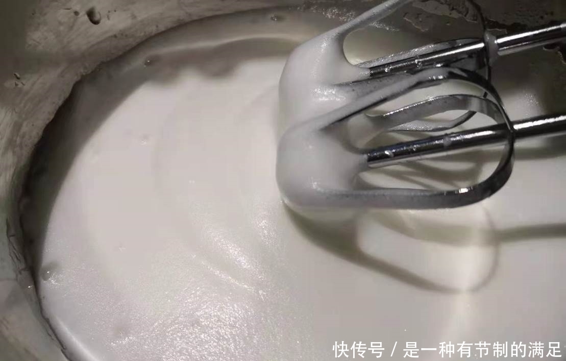 做好这一步,普通的戚风蛋糕,也能拥有“水光肌”