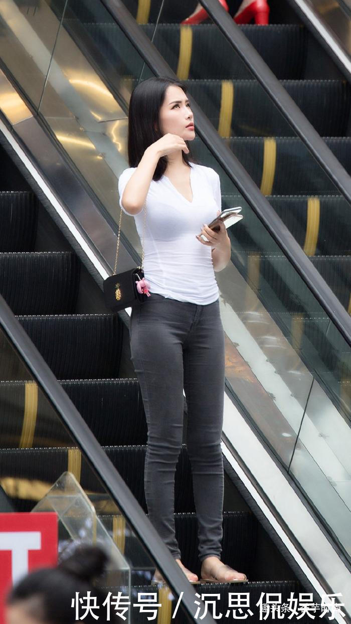 牛仔裤款式多样，从细节设计到配色，选对版型才能美出时髦感