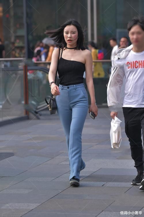 版型 黑色露肩吊带与蓝色拖地裤搭配,高级感十足,气质高贵