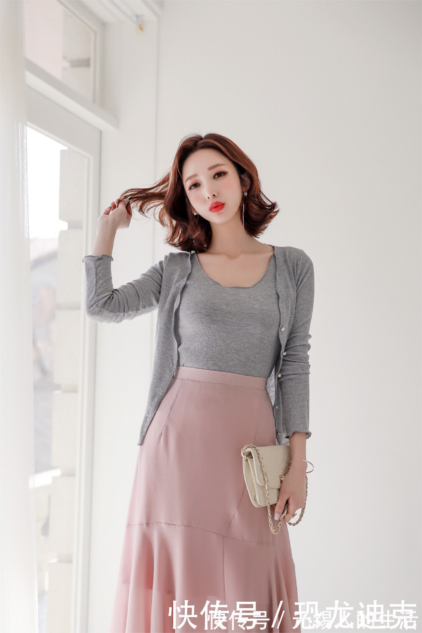 美女 穿过膝长裙的美女模特,端庄优雅的气质很迷人