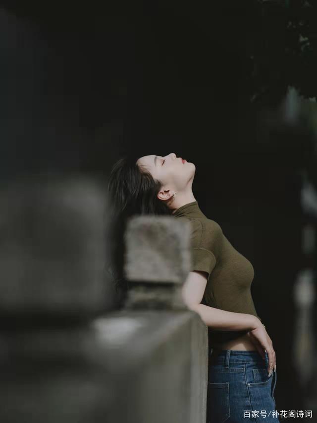 枕梦@五言格律寂寞溪流冷,清凉晚霁歌。云开晴照日,地阔映光波