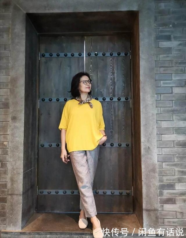 优雅|女人上了年纪要“本分”,别花花绿绿穿得太招摇,优雅简约才高级