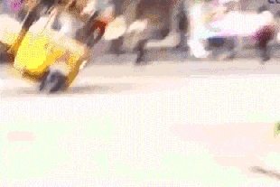 |搞笑GIF：这样的妹子 一看就不是省油的灯