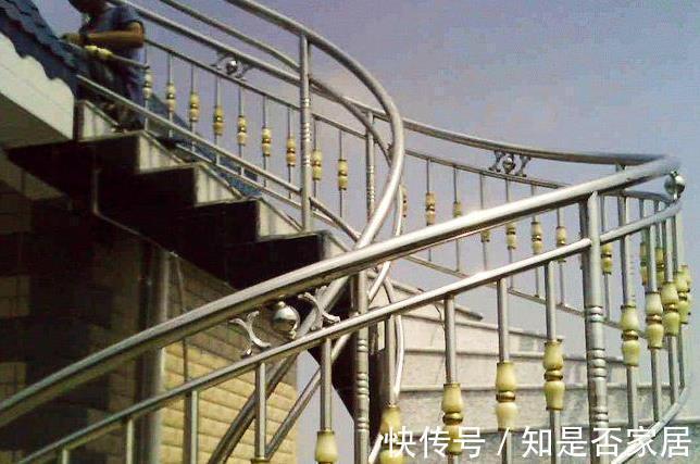 楼梯扶手|农村房屋的“楼梯扶手”,选什么材质,质量好又便宜!就选这几款