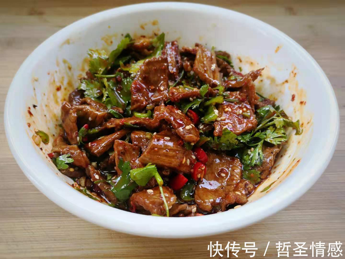 香菜拌牛肉|天一热就想吃这菜,切片一腌一煮浇上料汁,入味下饭,真解馋!