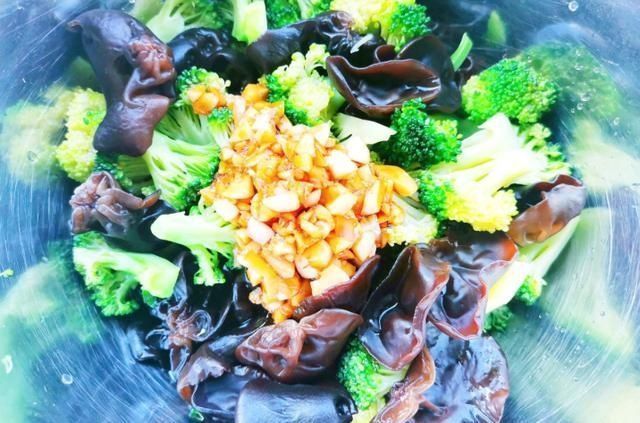 凉拌木耳西兰花|它是“清肠第一菜”,坚持每天吃一盘,刮油甩赘肉,一周瘦5斤