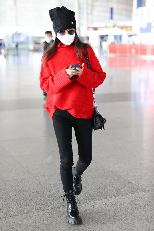 红色配什么颜色好看？配黑色白色或蓝色都不错，洋气明媚又时尚