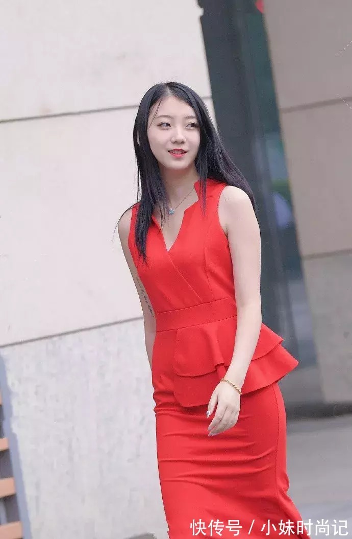 穿搭|女性搭配高跟鞋,展现出青春的气息