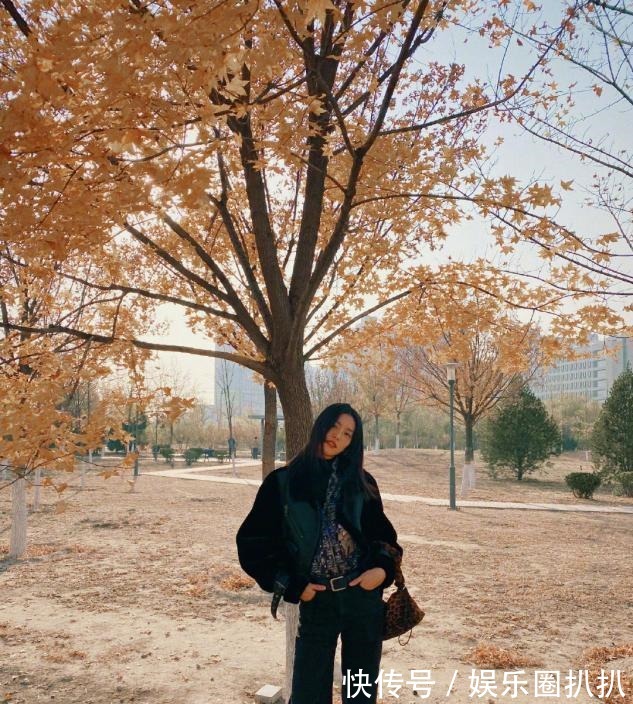 衬衣 刘雯日常穿搭也有高级范儿,花衬衣配夹克外套,酷帅又显气场!