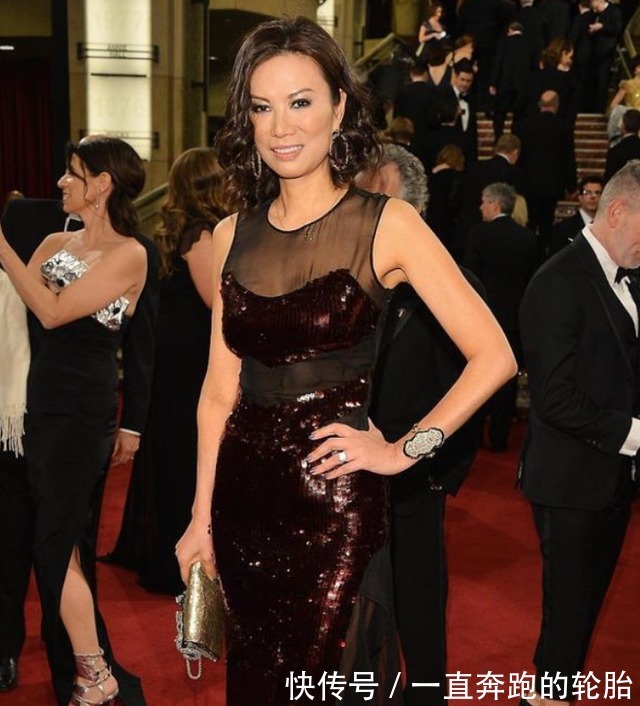 露背礼服 邓文迪罕见换发型,烫微卷发好显年轻,配“露背礼服”哪像52岁