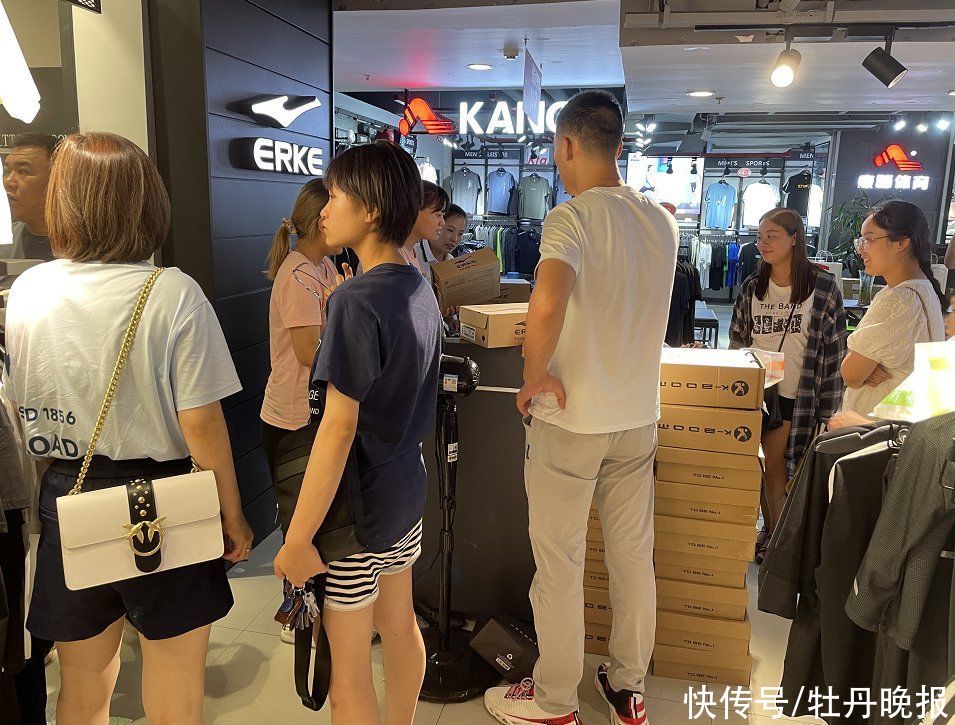 茂业百货|销量暴增！记者探访菏泽多家鸿星尔克专卖店……