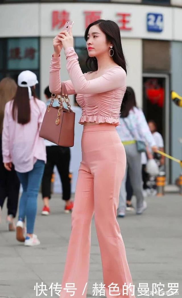 长袖|粉色长袖方领上衣搭配同色系粉色休闲裤,甜美优雅,少女感十足