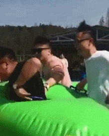 |搞笑GIF趣图你们不要吵我,这一刻我只想做只公青蛙!