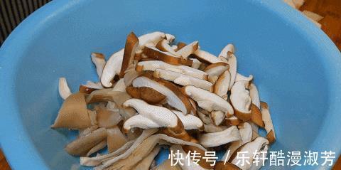 香菇|才知道,这三种蘑菇搭配一起这么好吃,味道鲜上鲜,好吃又下饭
