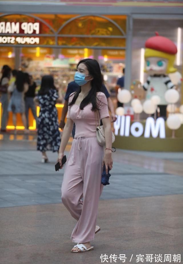 背心|街拍,清爽的白背心搭配黑色紧身裤,非常的减龄