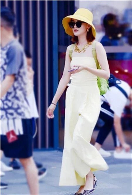 街拍：美女身材好就是这么自信，闺蜜的大长腿也十分吸睛