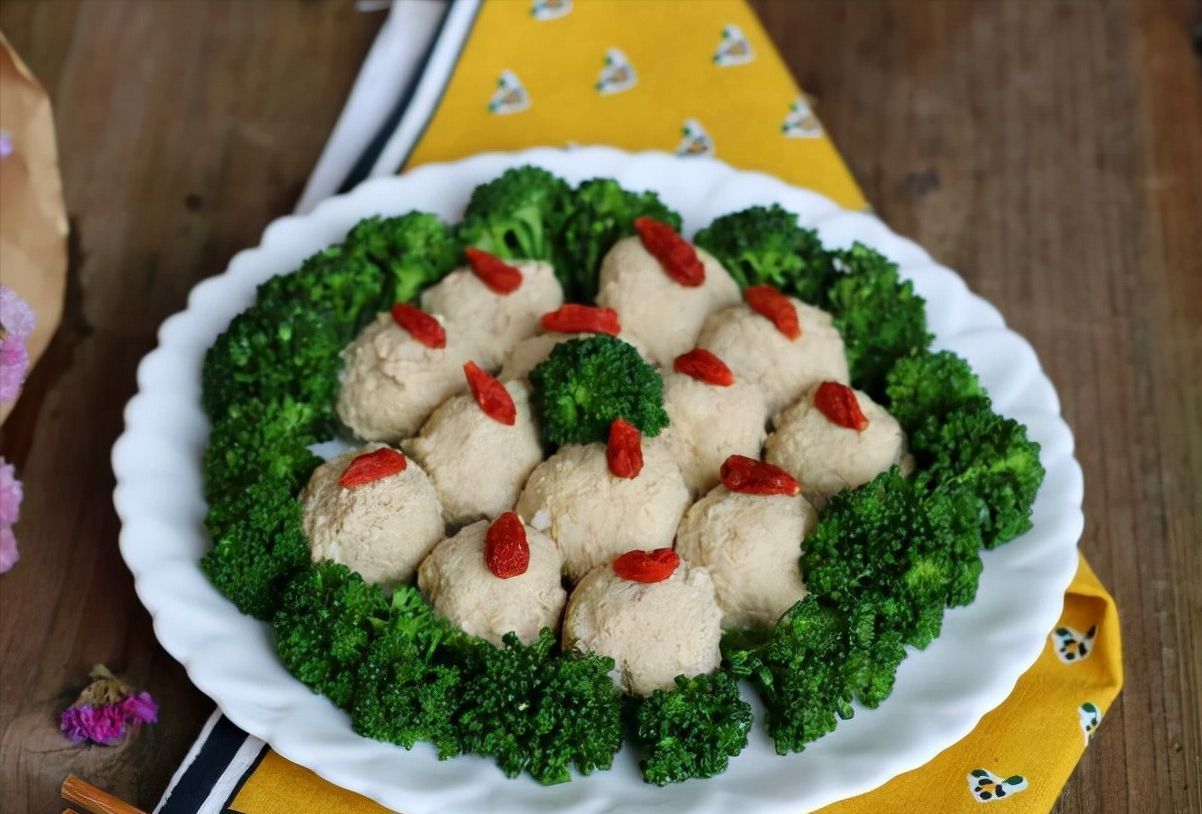 西兰花|这种水果2块钱1斤,猪肉加它做丸子,清甜爽口不油腻,越吃越香