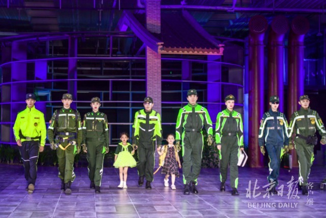 走秀|2021北京时装周开幕!消防员、环卫工、乘务员登台走秀