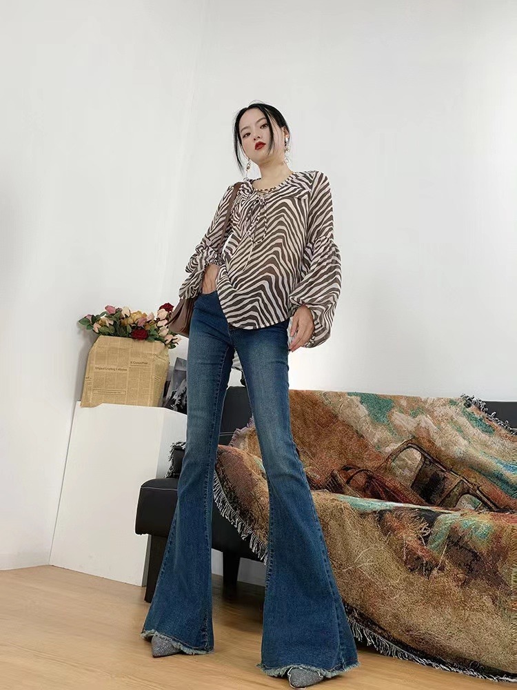 搭配 高跟鞋和喇叭牛仔裤,很有个性的搭配,一看就是懂时尚的女人