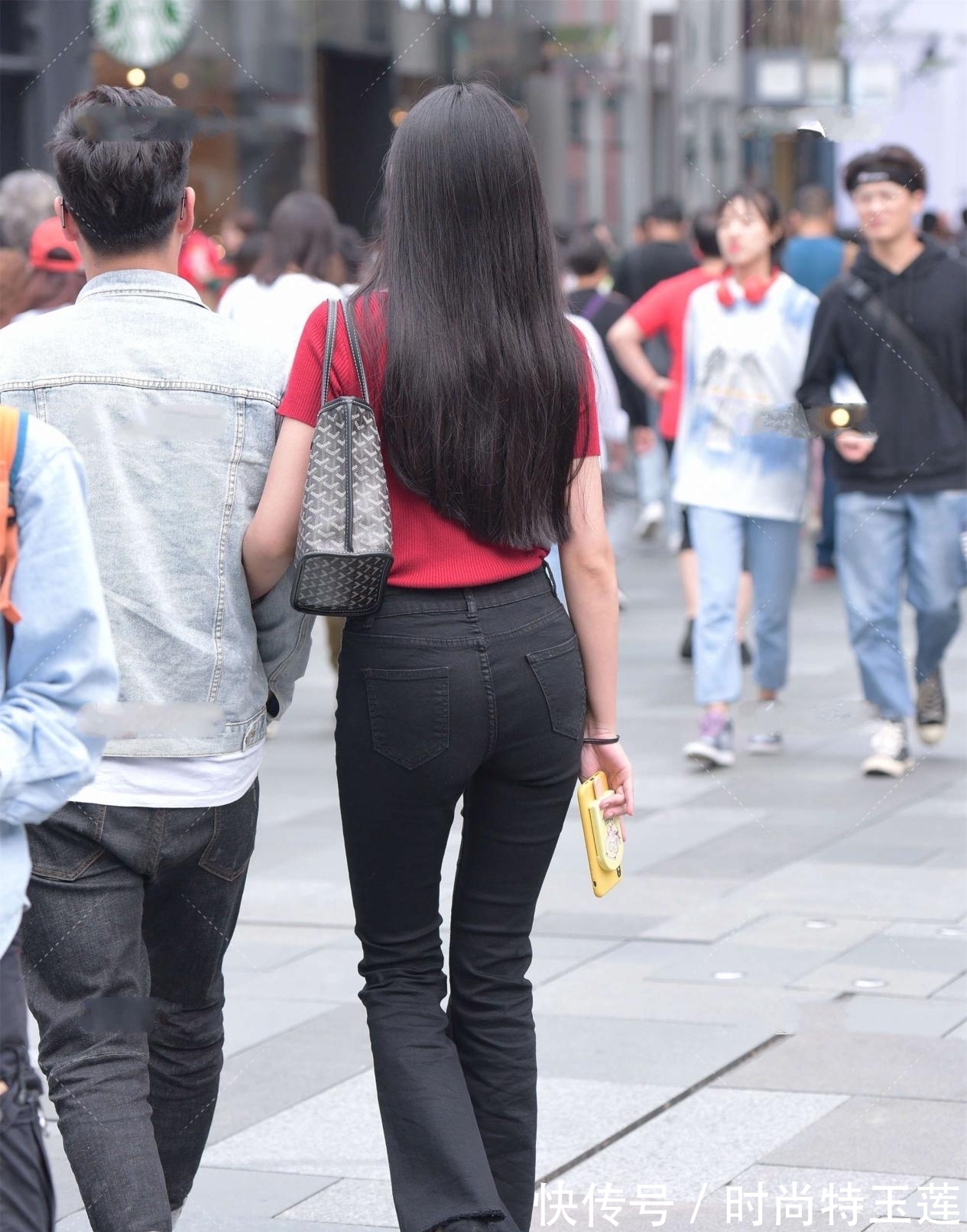 针织衣|当“高调红”遇上“低调黑”,时髦感十足