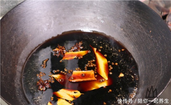 爱吃香菜|农村老奶奶教你香菜老一辈吃法,祖传秘方做一大罐子,家人超爱吃