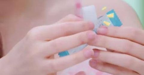 试用|名门泽佳:宋祖儿牙齿橡皮擦火了!戚薇当场试用,美白效果很明显