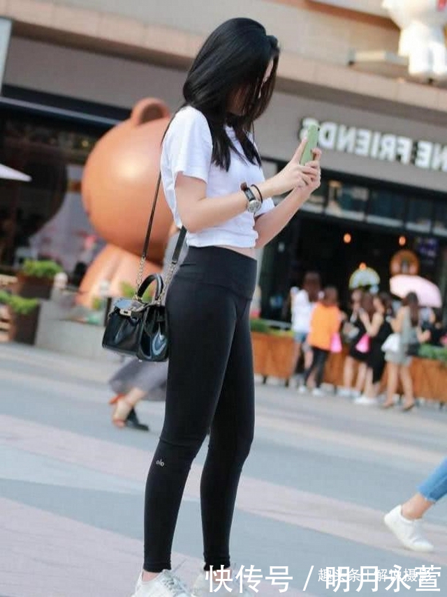 连衣裙|路人街拍,美女针织衫搭配浅绿色休闲裤,洋气十足