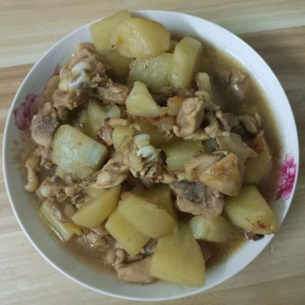 有了它干掉两碗饭不是事！超下饭的土豆炖鸡块