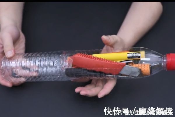 难题|今天才知道，2个塑料瓶套在一起很厉害，解决了生活中一大难题