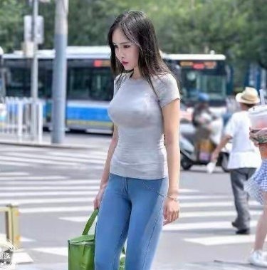 身材 简单的牛仔裤搭配,展现出可爱迷人的身材,充分显示出女神气质