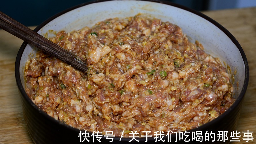 调肉饺子馅,为啥总是又腥又干,很难吃?原来没掌握3个关键技巧