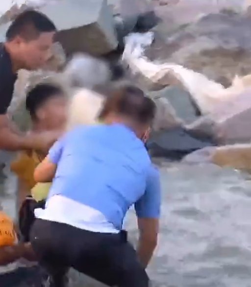 徐佃军|民警正在接受采访，突然一对母子落水，他立马跳入水中将二人救起