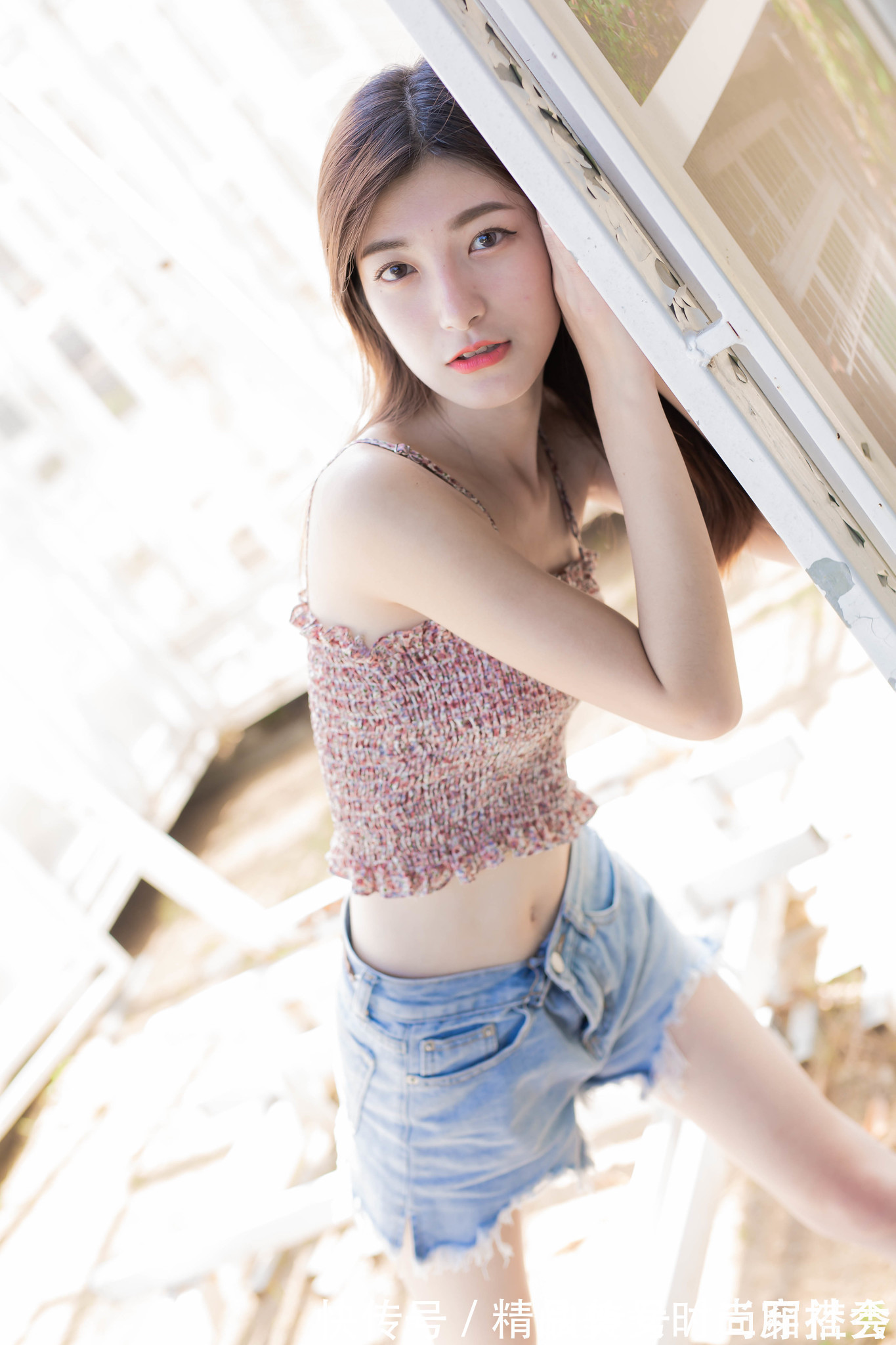 穿搭|碎花的吊带背心清新又时尚,搭配一条高腰牛仔短裤,休闲范十足
