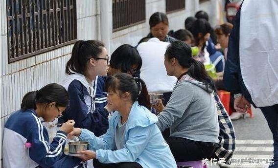 学校|学生午饭一口未动,就被食堂大妈整盘抢走,学生整天都饿肚子
