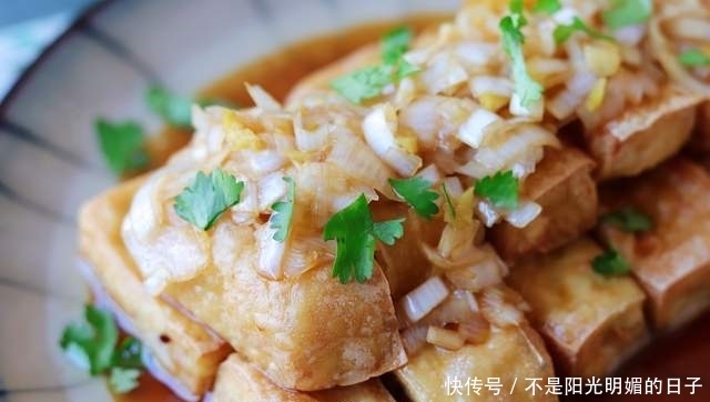 豆腐炸一炸,再和大葱拌一拌,没想到这么好吃,上桌惊艳了全家人